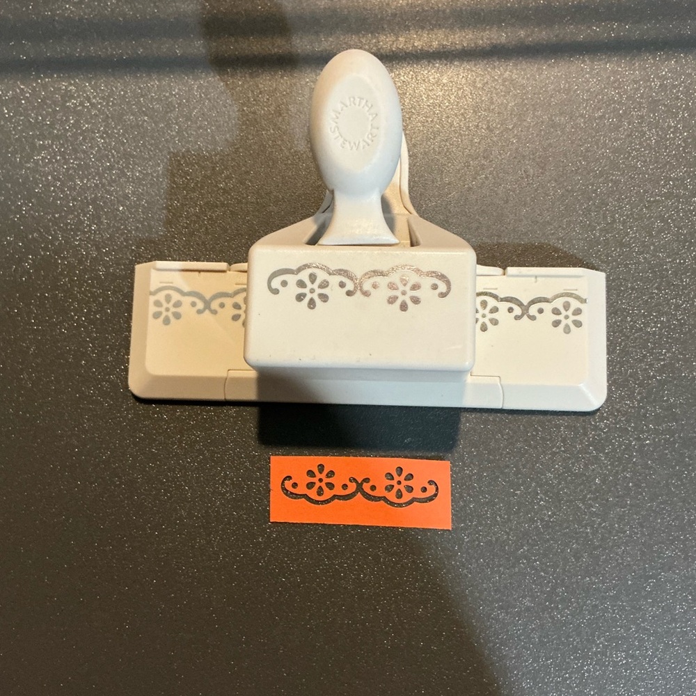 EK Success Martha Stewart Crafts Daisy Paper Punch Edge